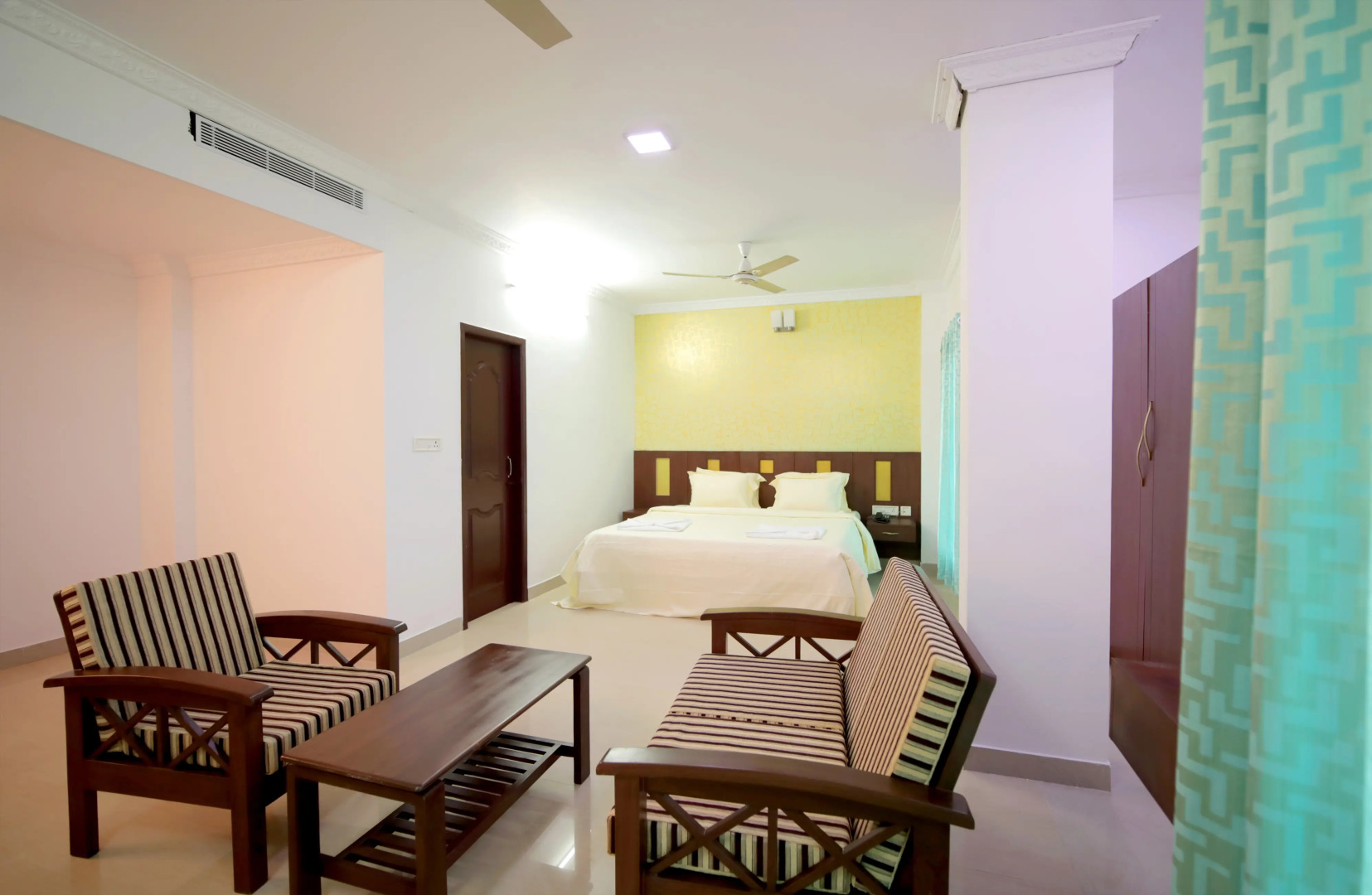 Отель Lee Crysstal