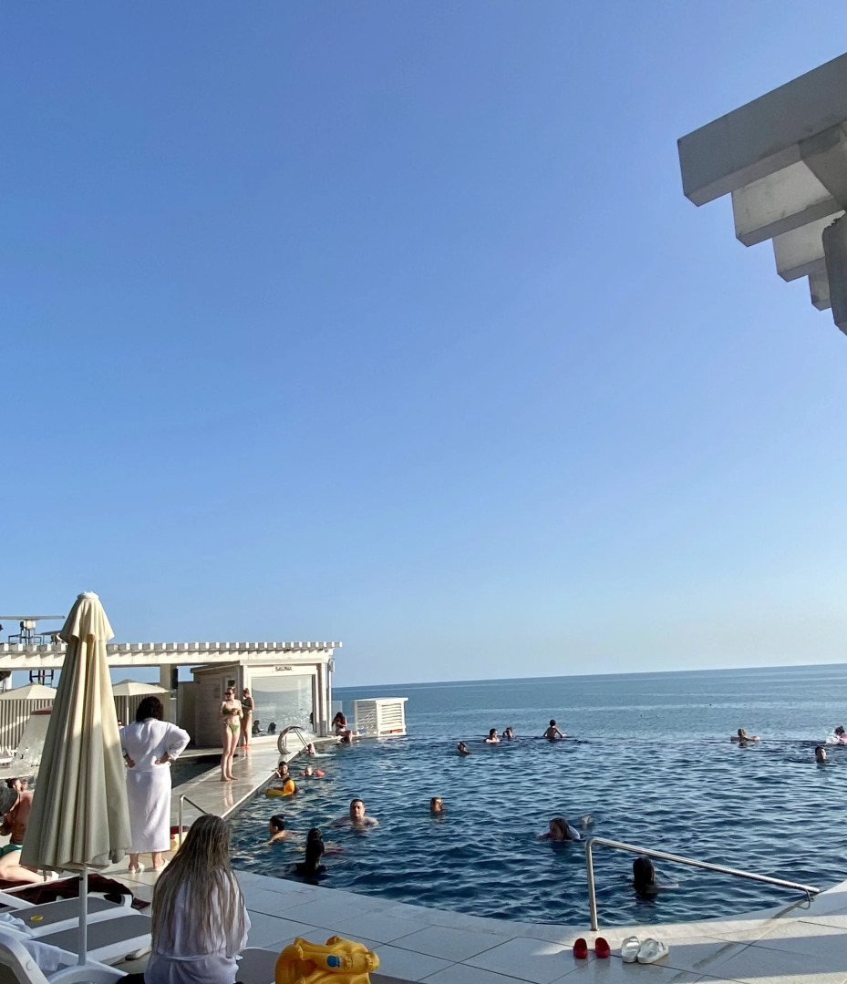 U Morya Luchezarnyij Apartments