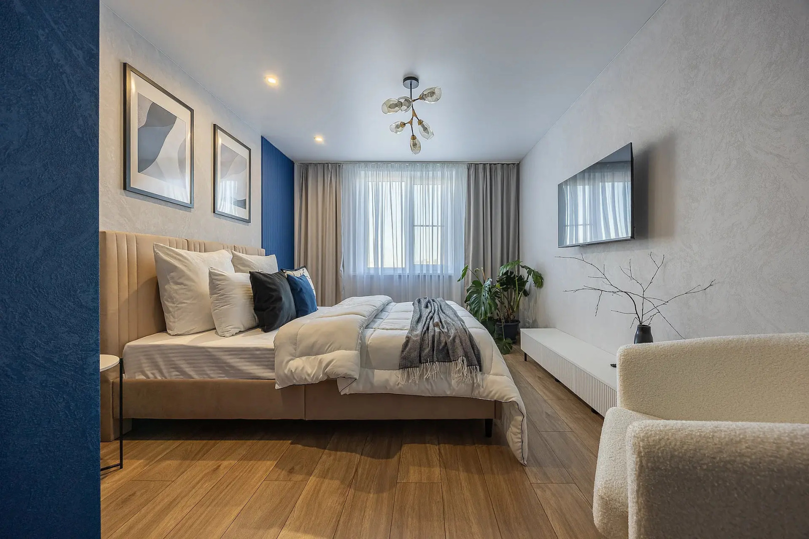 Апартаменты улучшенные, в центре города, с тремя спальнями