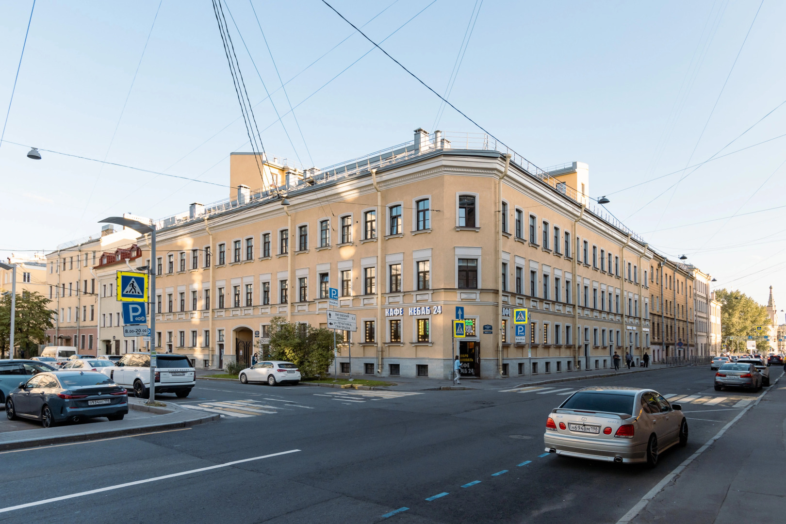 Апартаменты Beige apartment in a historic building in the city center