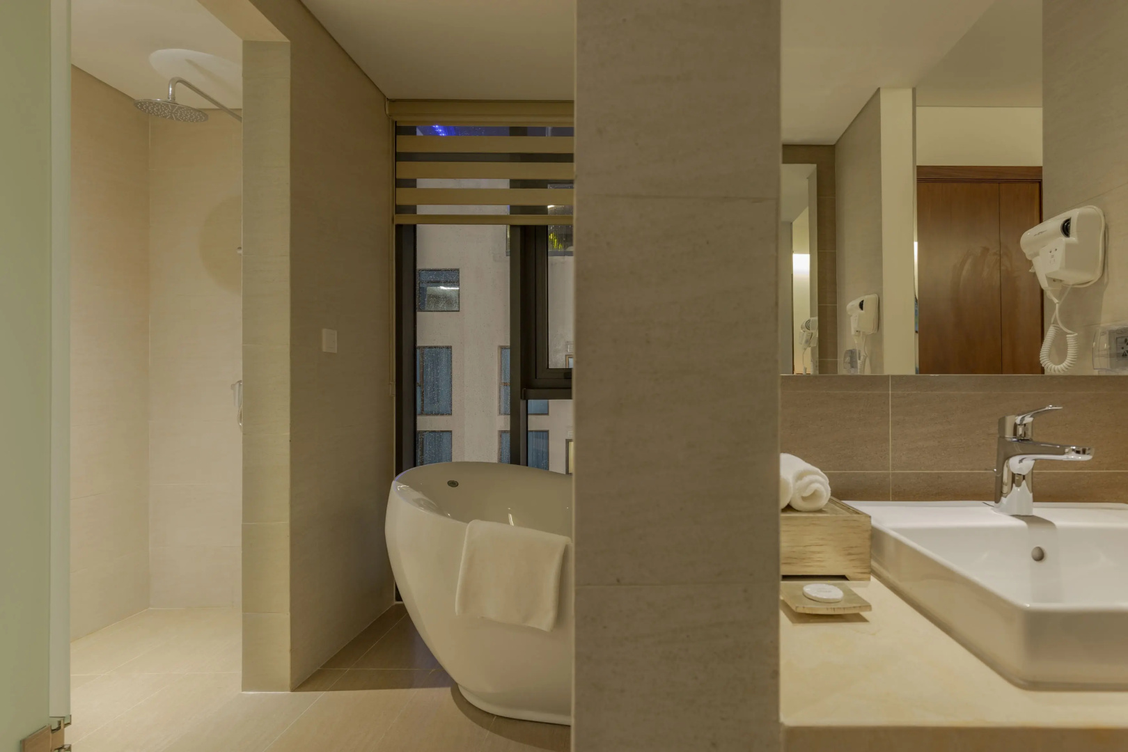 Отель Maximilan Danang Beach