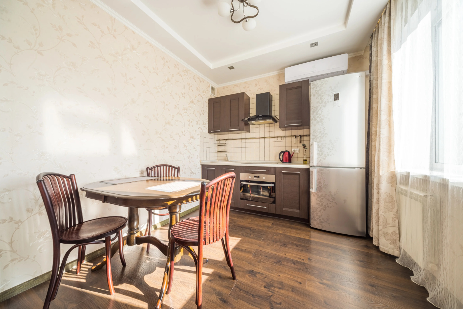 Квартира Тёплая солнечная возле БЦ Первая Башня