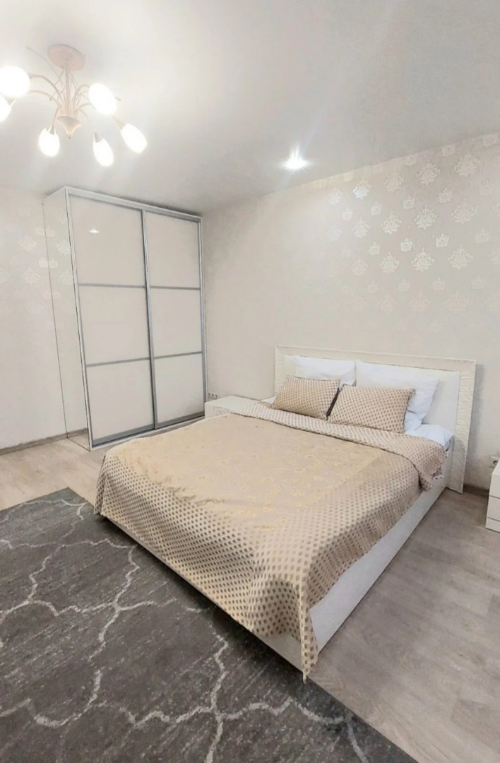 Апартаменты в центре с тремя спальнями на Червякова 55 рядом с парком Победы