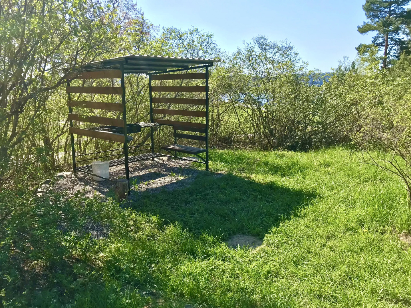 Частный дом Дом на скале с видом на озеро.