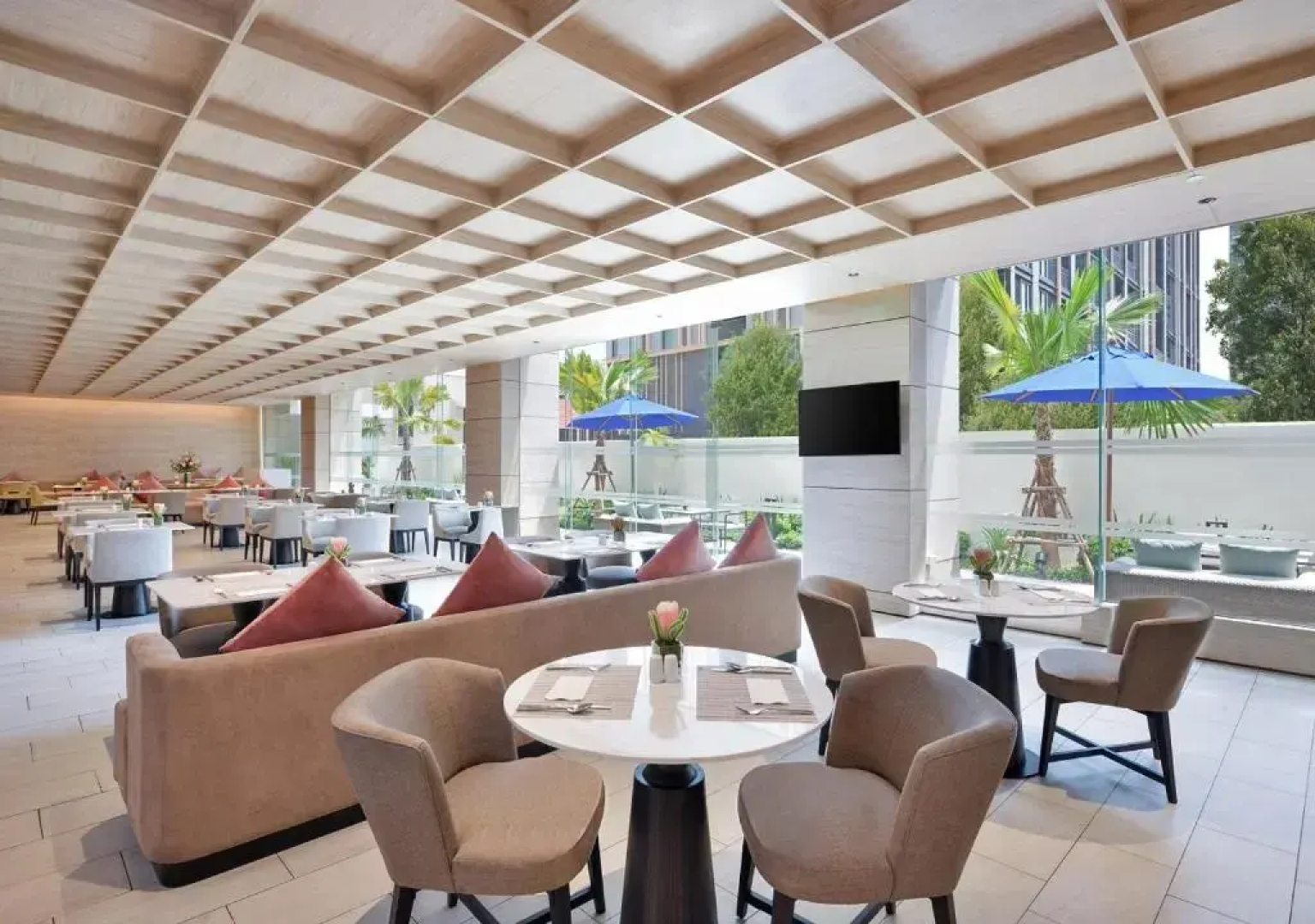 Отель Centre Point Hotel Sukhumvit 10