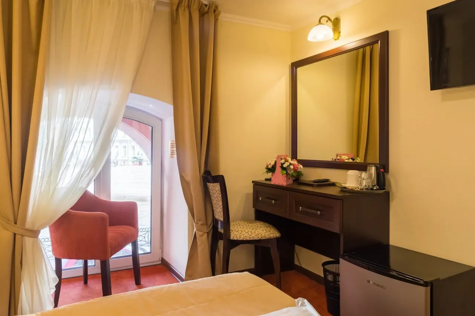 Соло на набережной реки Мойки 82