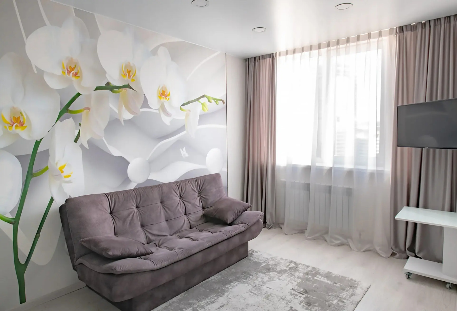 Апартаменты на высоком этаже, рядом с театром и мостом, недалеко от центра. Фастовская 29.