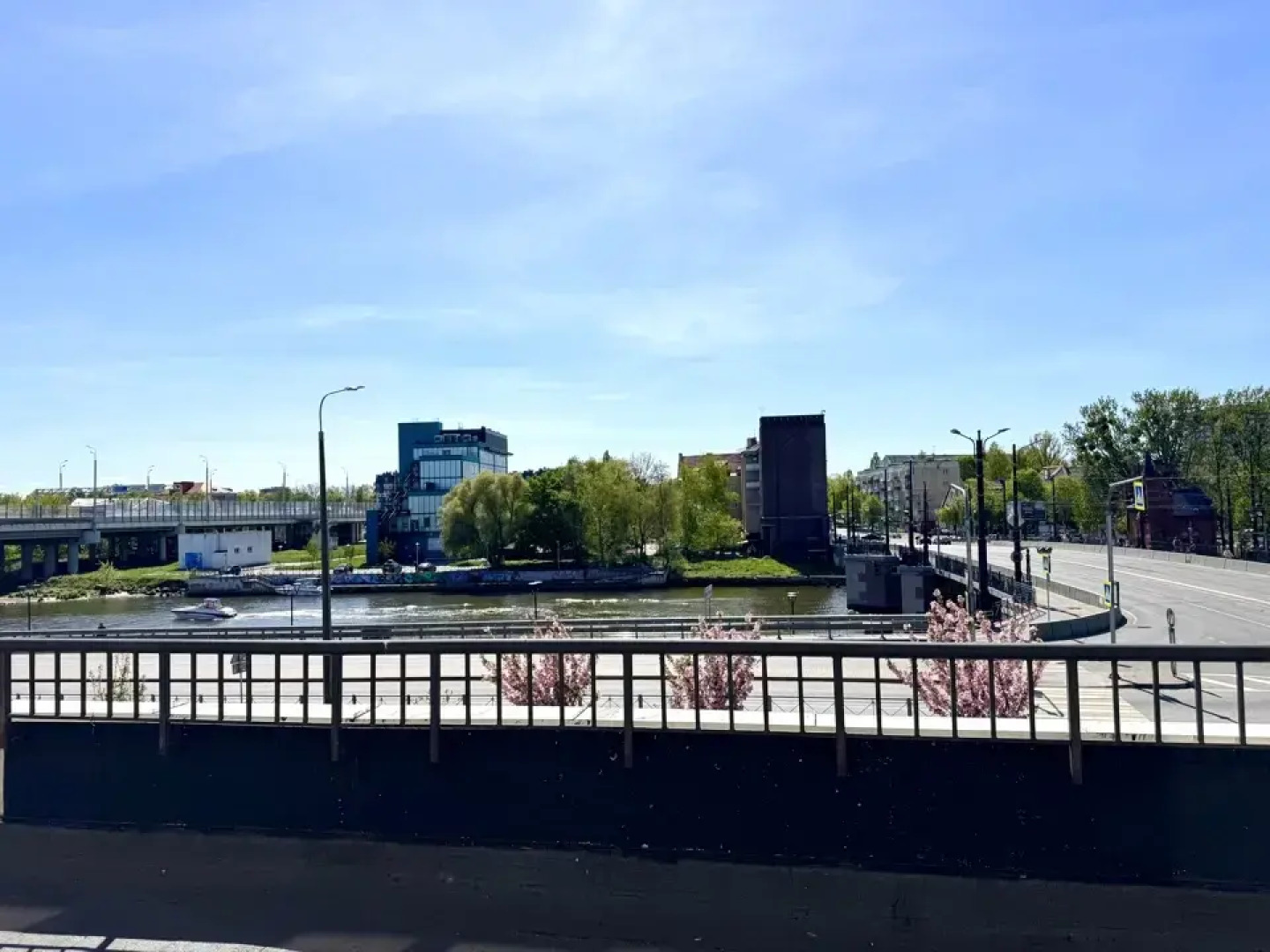 Квартира класса комфорт плюс с видом на реку в центре Рыбной деревни, остров Канта