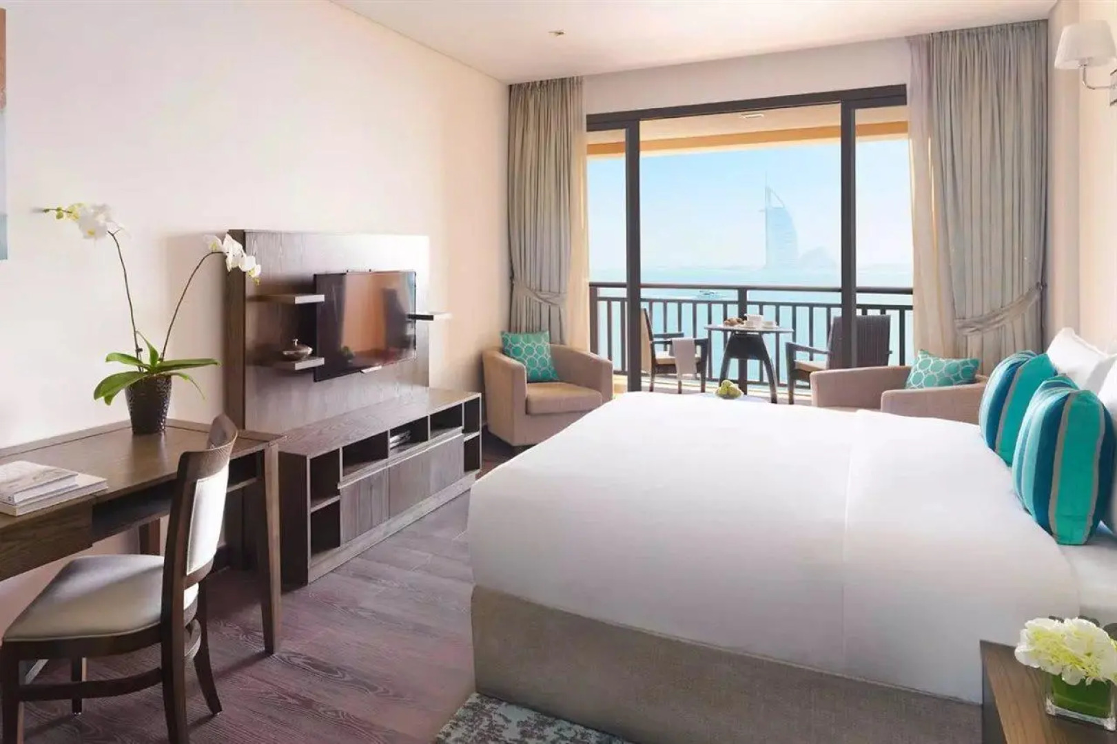 Курортный отель Anantara The Palm Dubai Resort