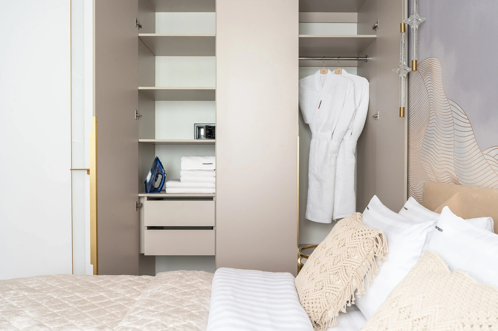 Апартаменты Red Apartments Арт Лайт Сити Апартамент Корелли