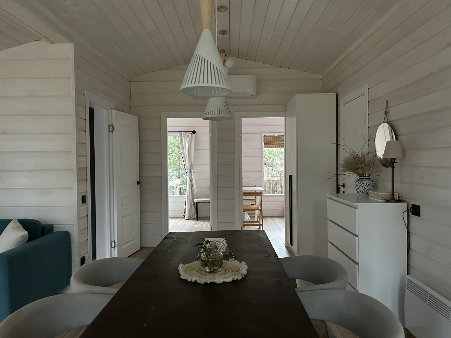 Частный дом у озера с террасой Сосновый дом