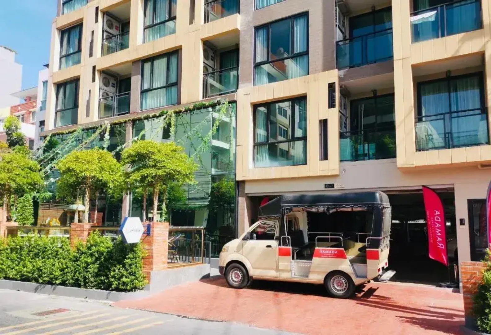 Отель Ramada by Wyndham Bangkok Ten Ekamai Residences