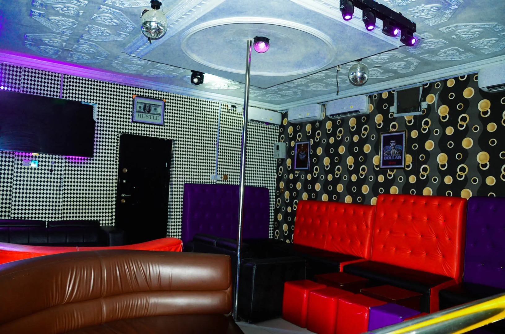 Отель LAKE SIDE HOTEL WARRI