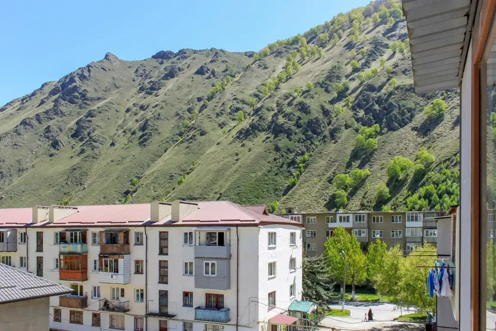 Апартаменты с Балконом и Видом на Город в Тырнаузе от Квартирукинг