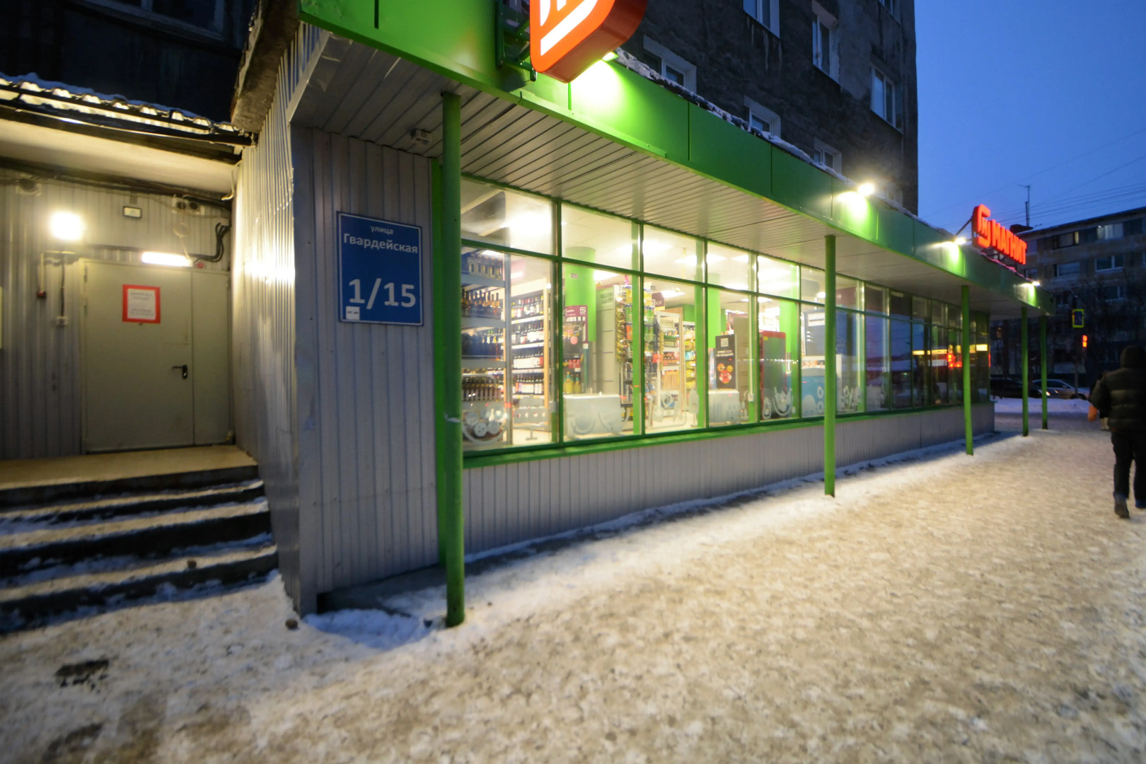 Квартира трёхкомнатная с двумя уборными лифтом и балконом