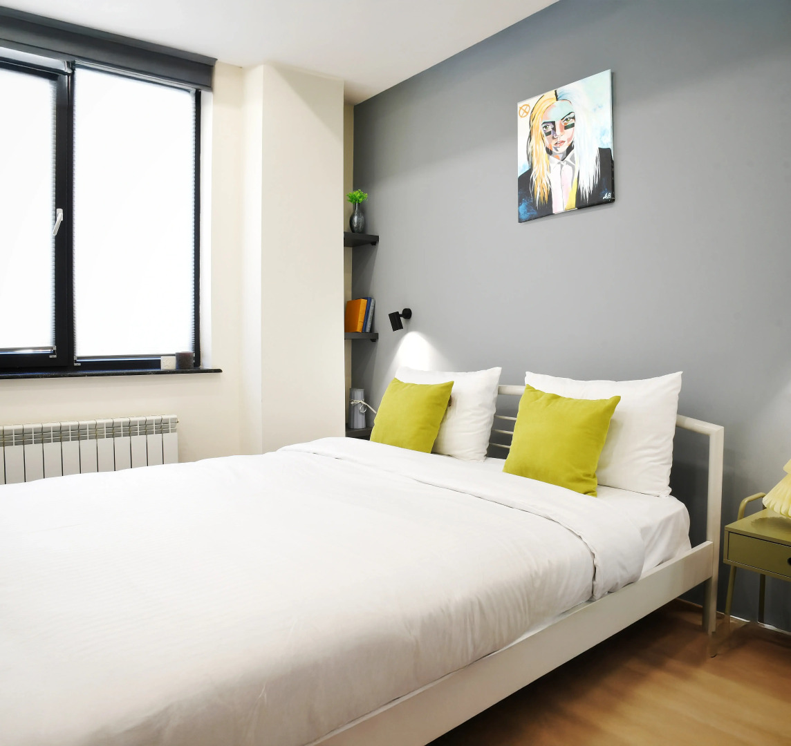 Апартаменты Newly Renovated Condo, Steps to Republic Square