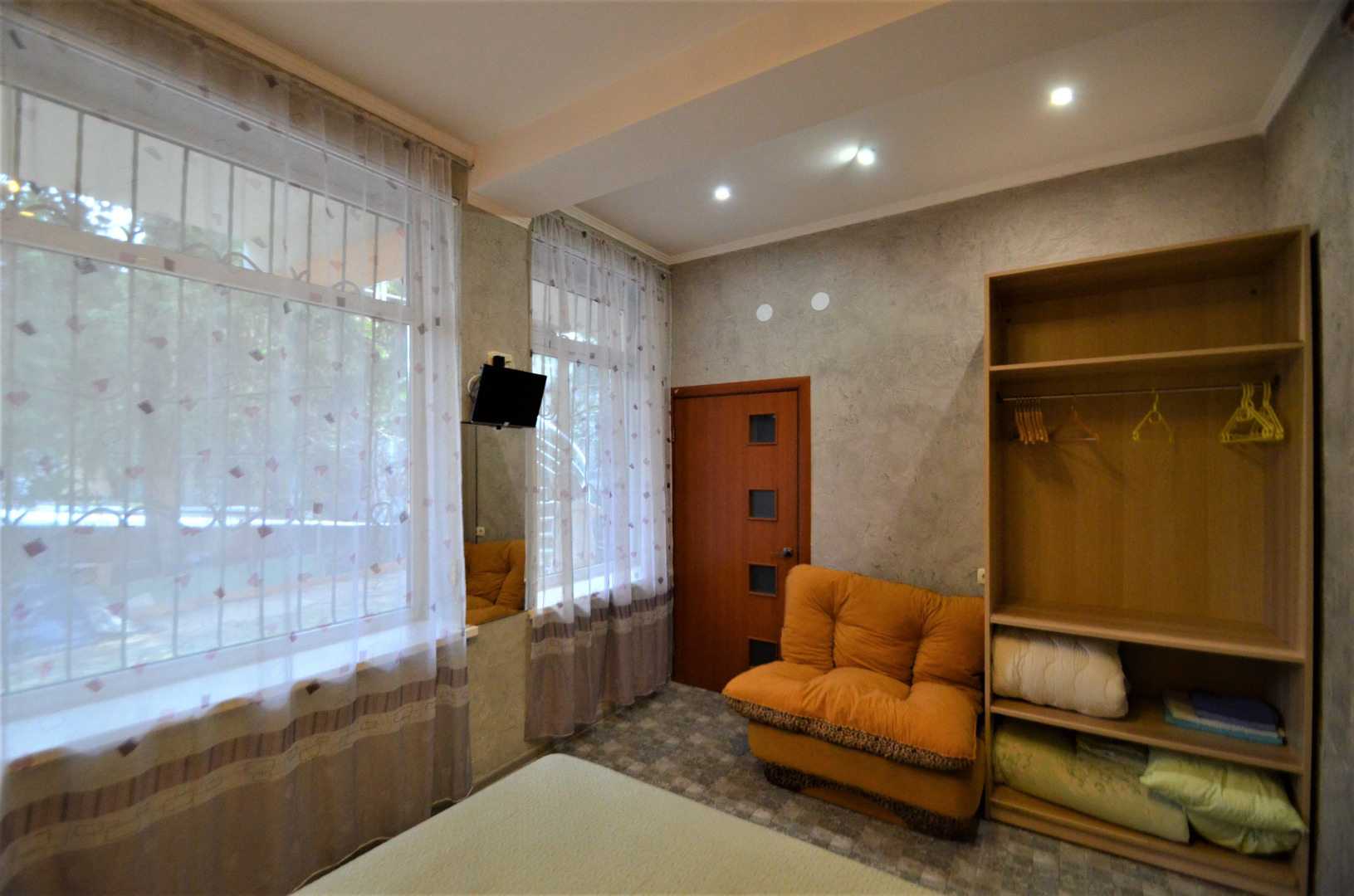 Апартаменты Статус на Кирова 10 в Ялте 1