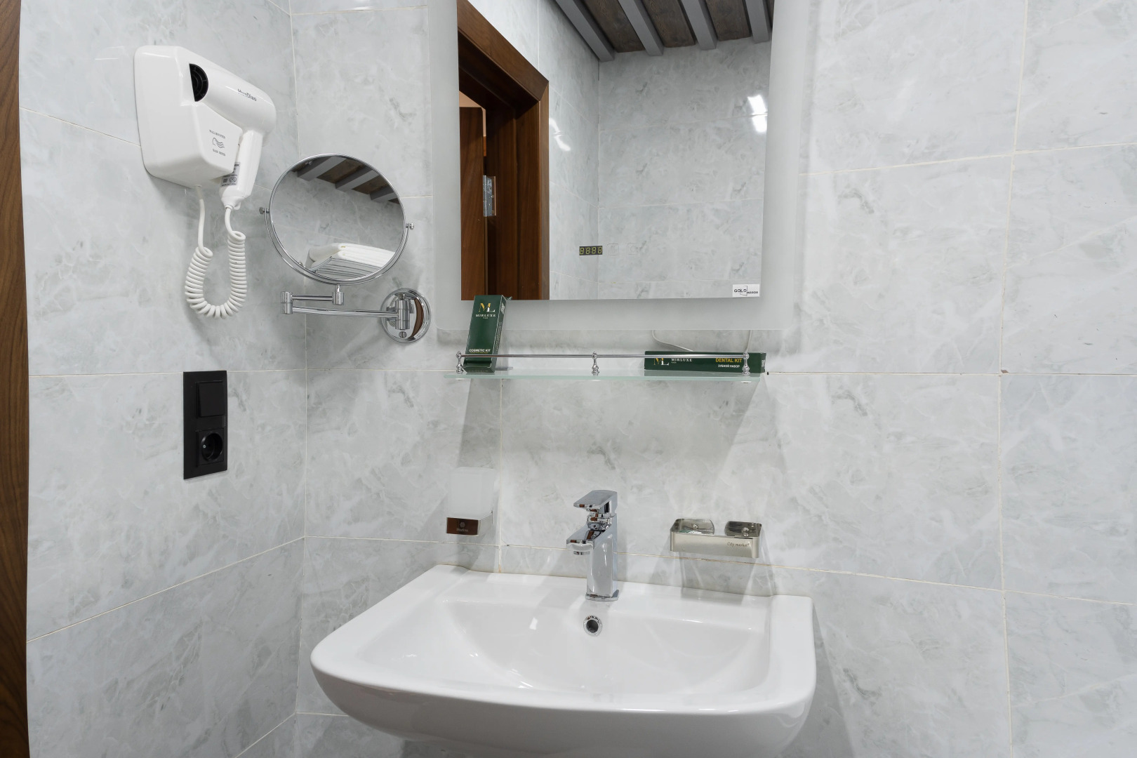 Отель Mir Luxe Plaza