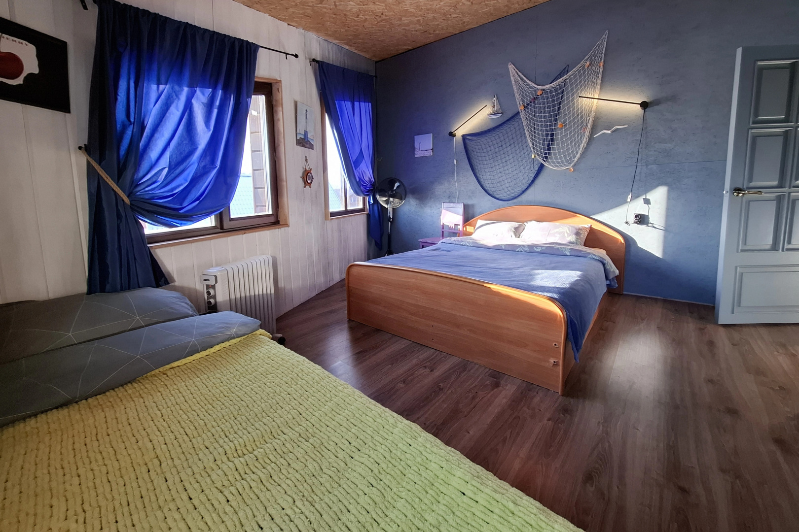 Гостевой Дом с кораблем на берегу реки