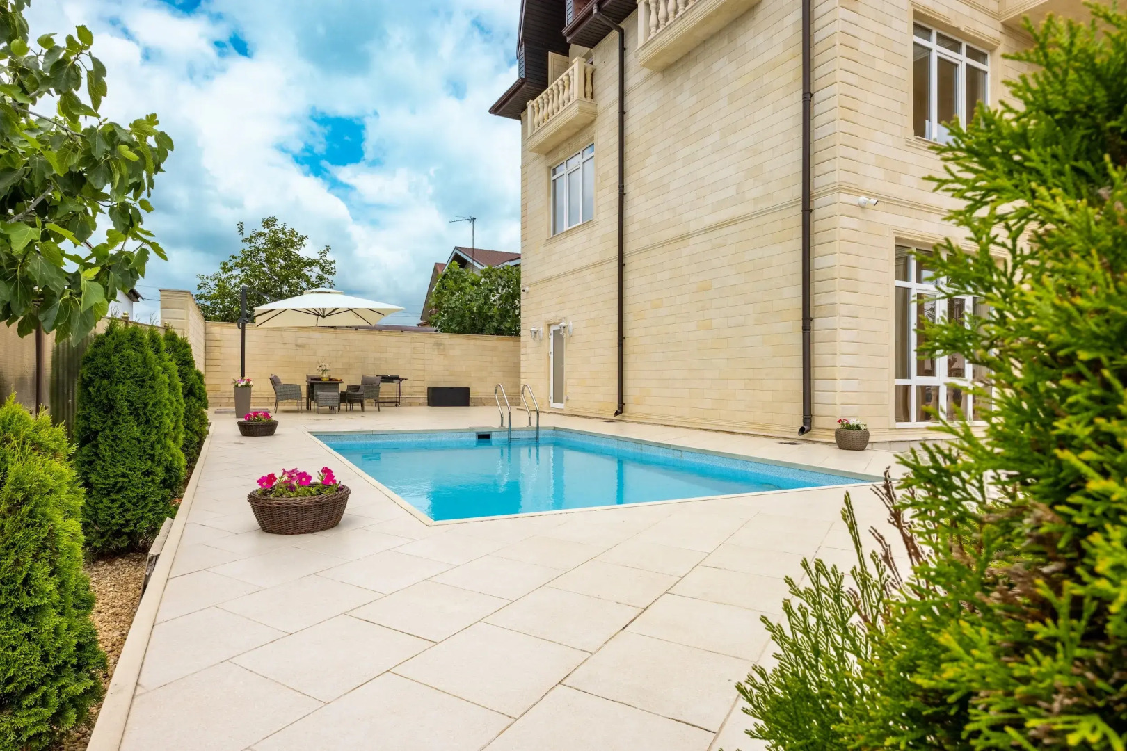 Вилла с подогреваемым бассейном и 6 спальнями