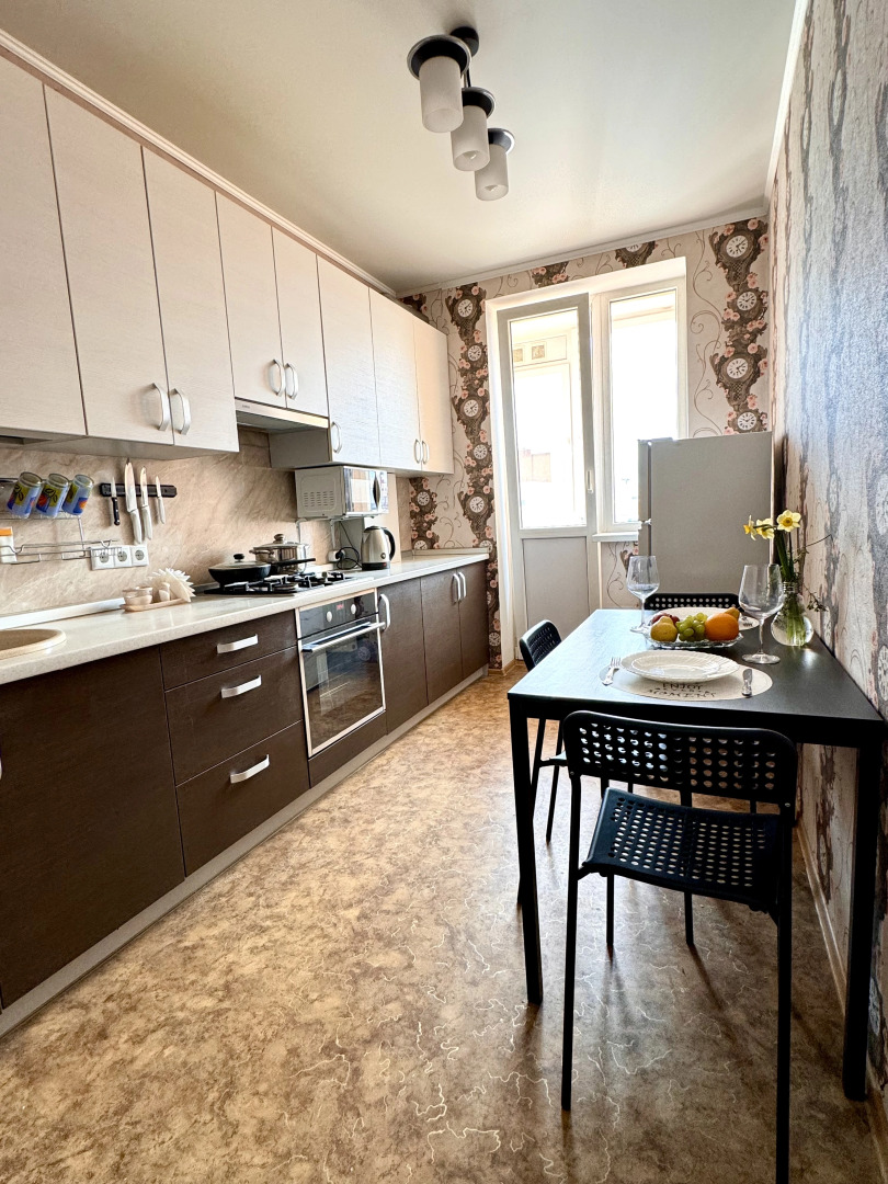 Апартаменты Друзья на Зорге 1