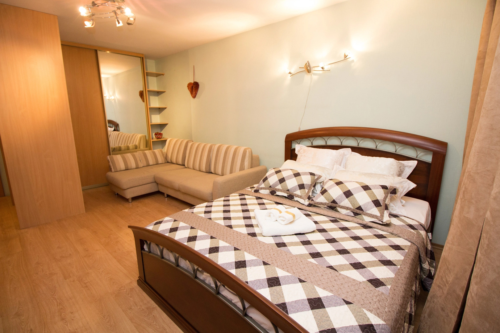 Апартаменты на Ельнинской 13