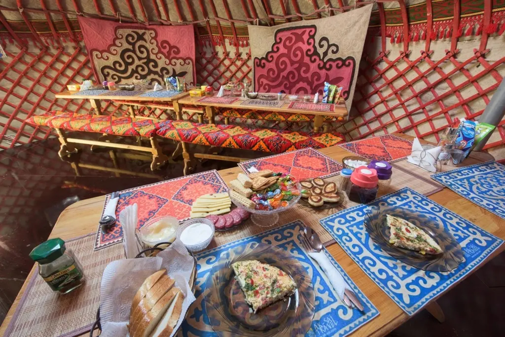 Глэмпинг “AK-SAI TRAVEL” yurt camp at Son Kul lake
