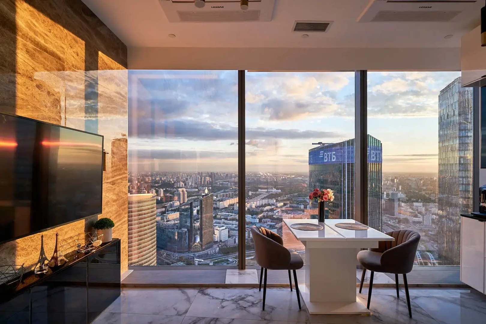 Апартаменты Sky City Moscow 80 этаж Вид на МГУ, Лужники, Парк победы, Воробьевы горы! Уникальный вид!