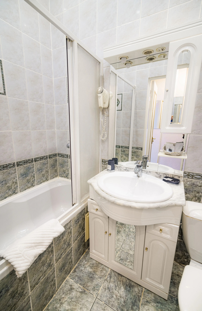 Отель Ист-Вест