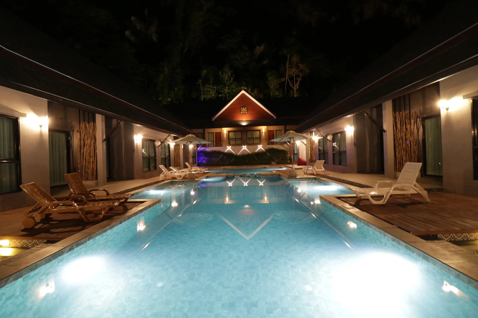 Отель The Scene Cliff View Villas