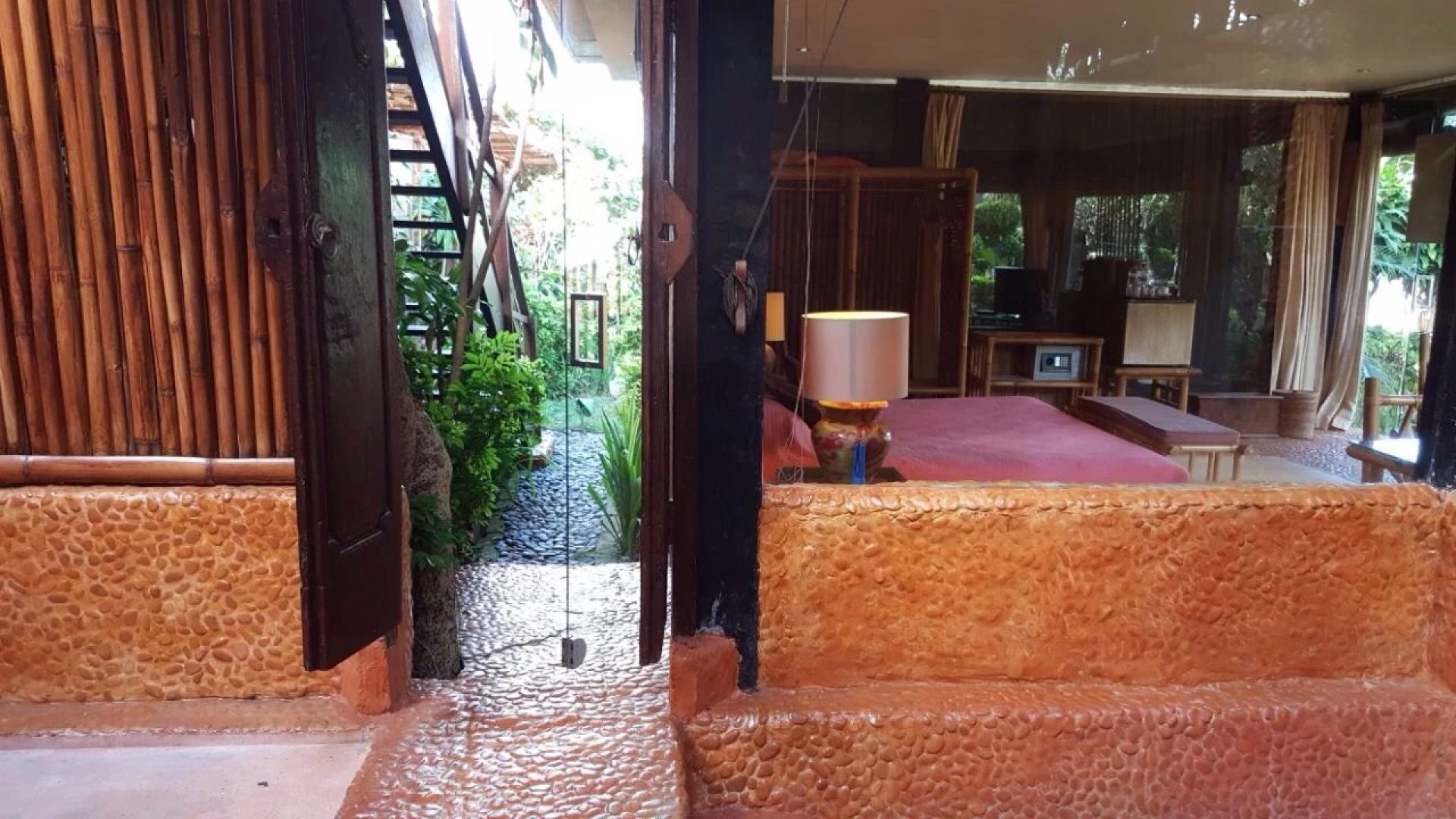 Отель La Taverna Suites