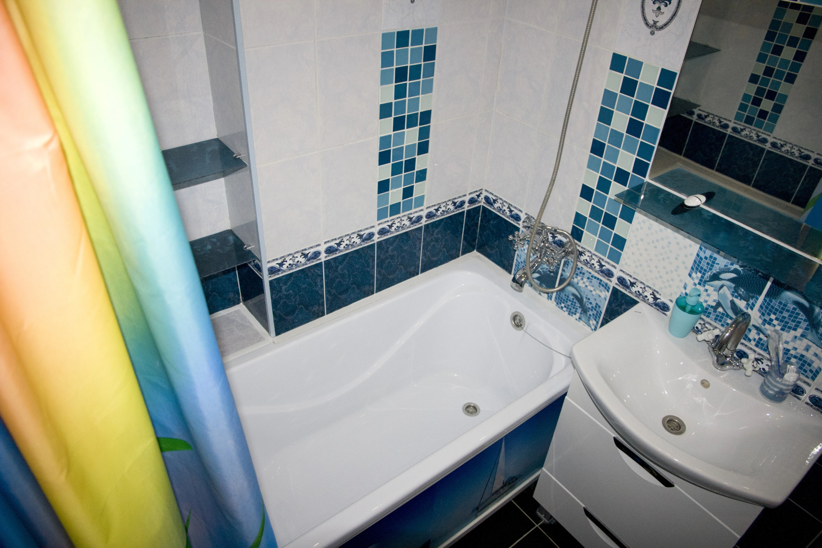 Уютная однокомнатная с изумрудным диваном и теплым полом