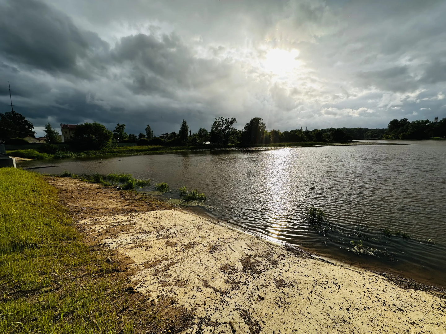Вилла на берегу реки около Минска