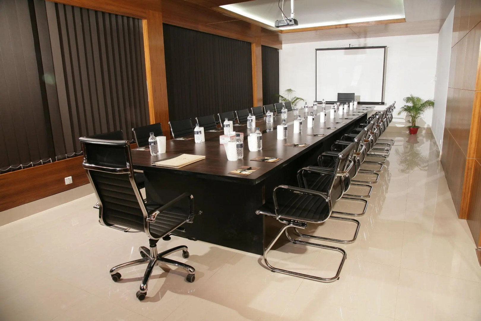 Отель Richmond Hotel & Suites