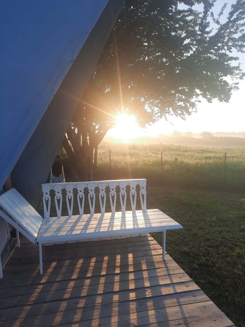 Глэмпинг В поле