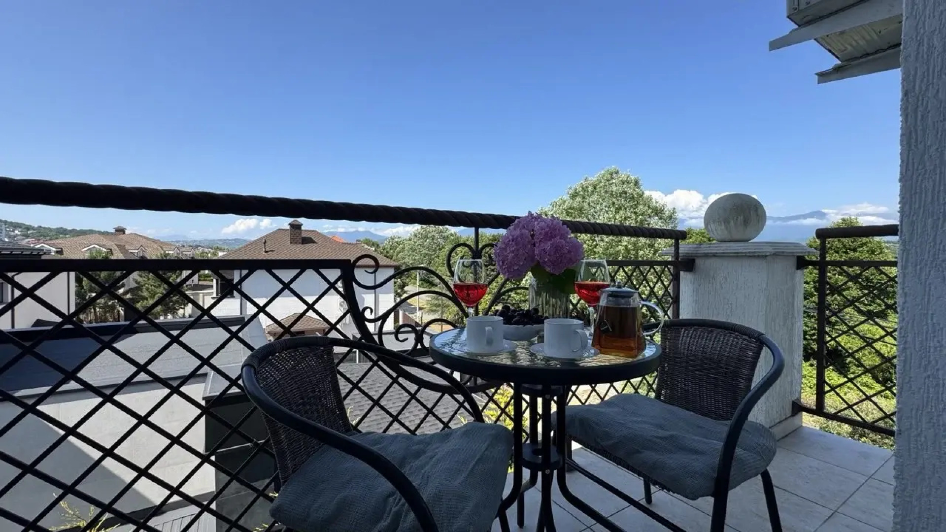 Квартиры с балконами и видом на горы на Мелетяна 5а 2