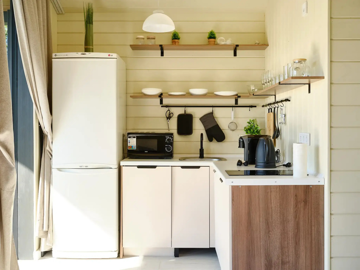 Частный дом с сауной, детской и спортивной площадкой