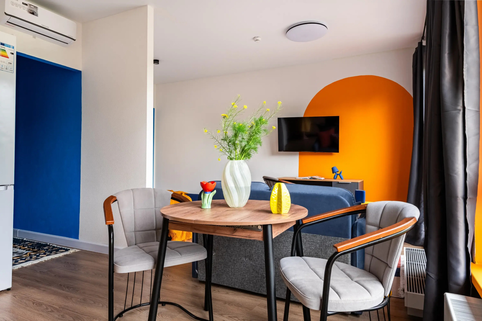 Квартира Яркая с балконом