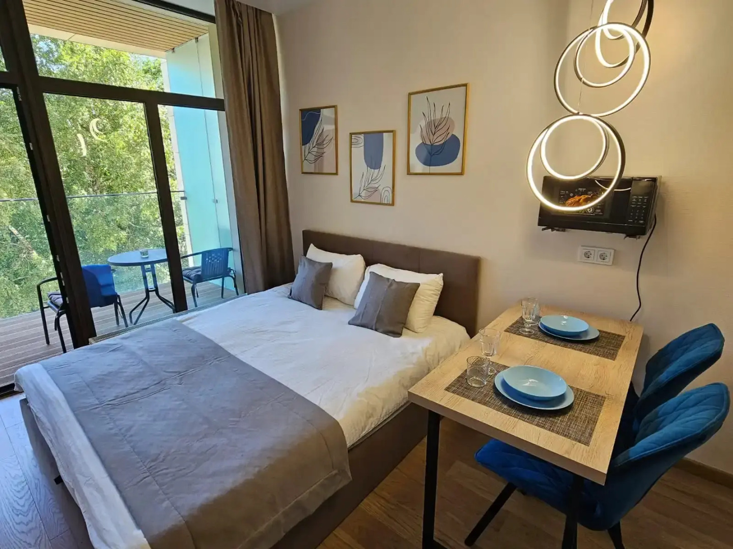 Апартаменты студия 404