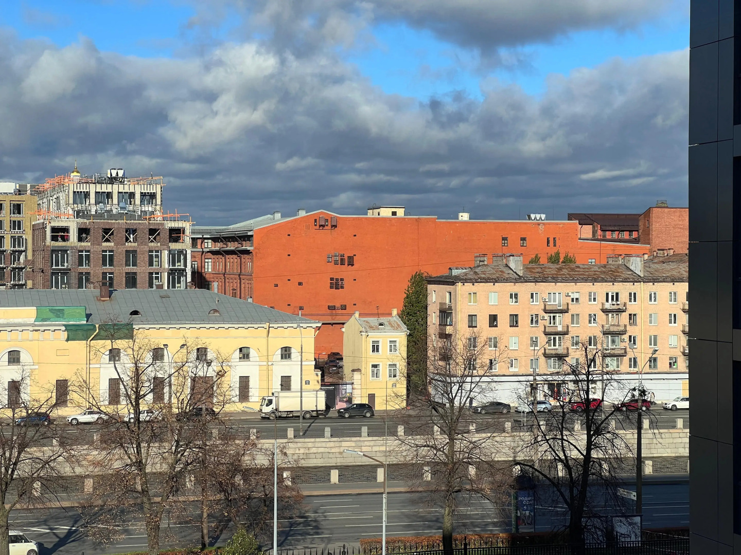 Апартаменты Granada Красивая студия в новом апарт-отеле на берегу канала