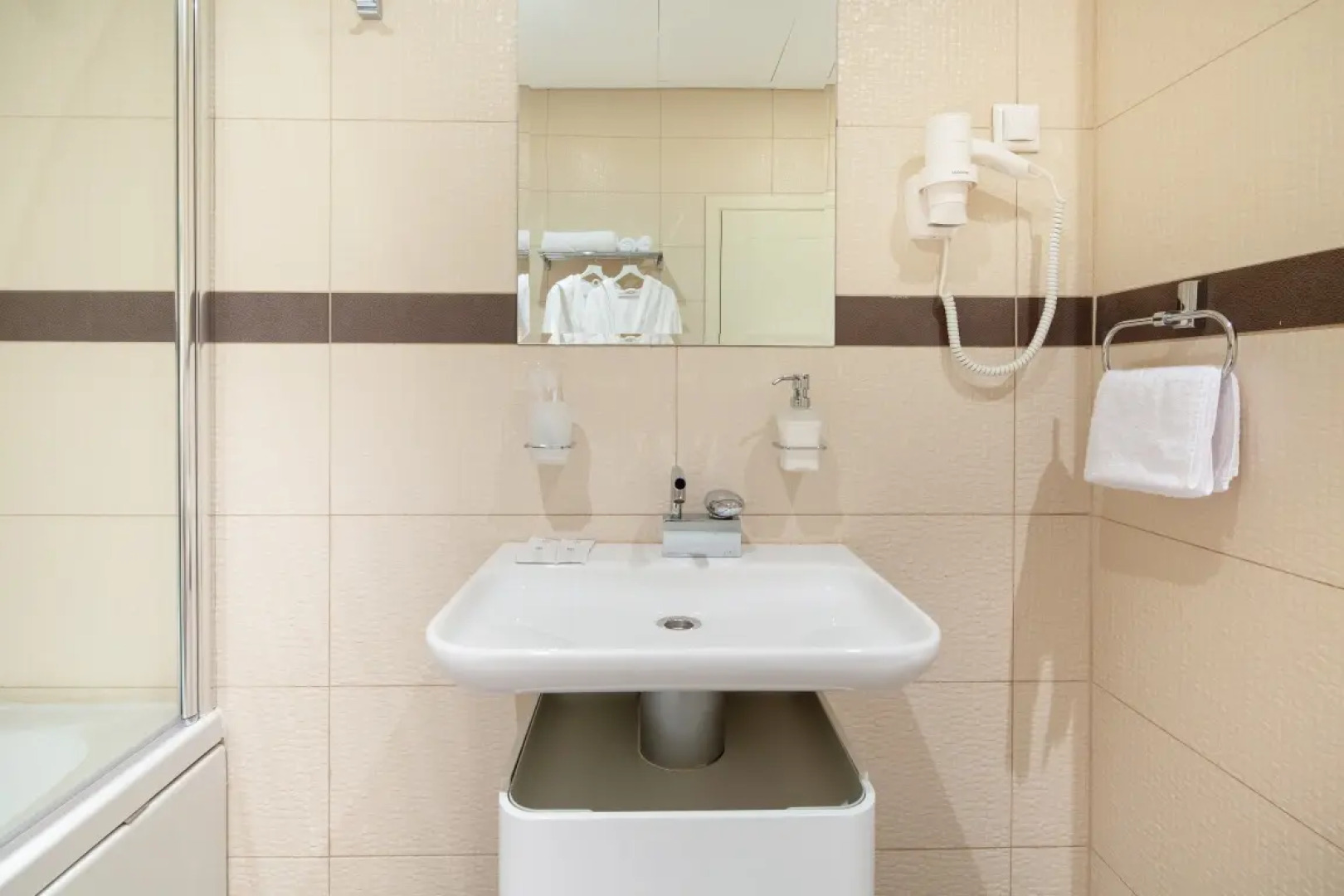 Rockmond 64 Junior Suite 6