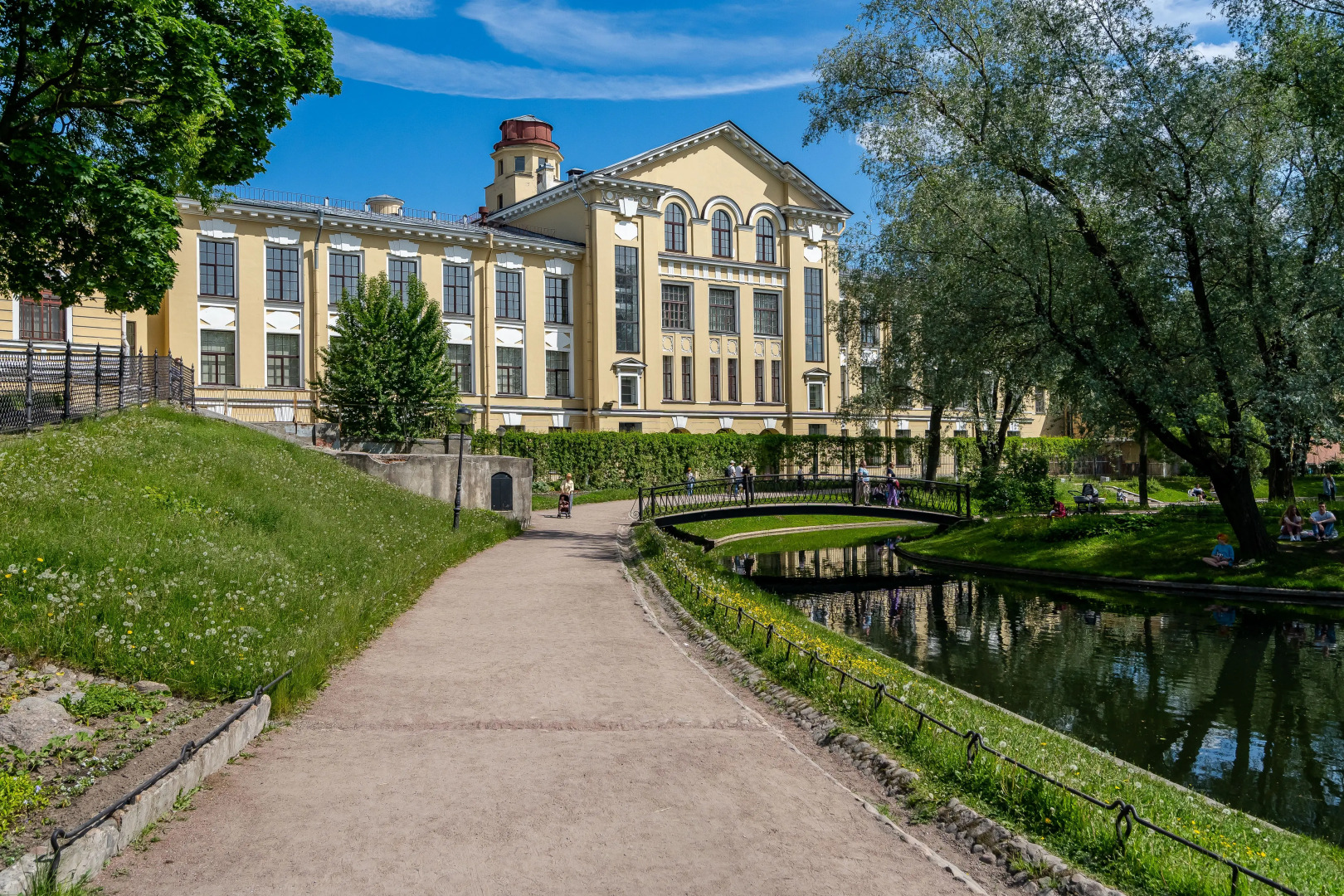 Апартаменты SutkiLive в Центре у метро Садовая