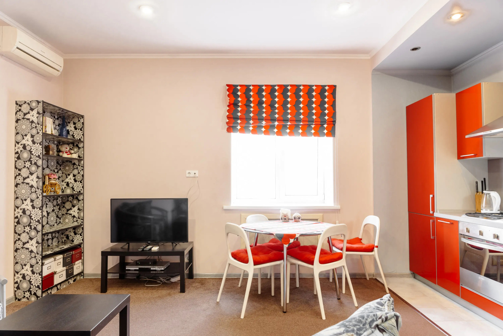 Апартаменты в Центре На 1 Линии с Видом на Крейсер Михаил Кутузов Море и Форумную Площадь от LetoAрart