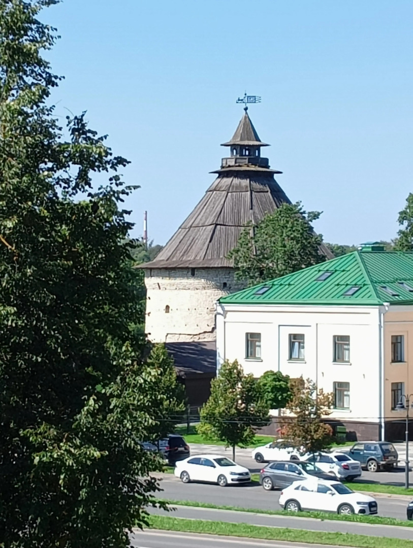 Квартира с Видом на Покровскую Башню и Реку Великую