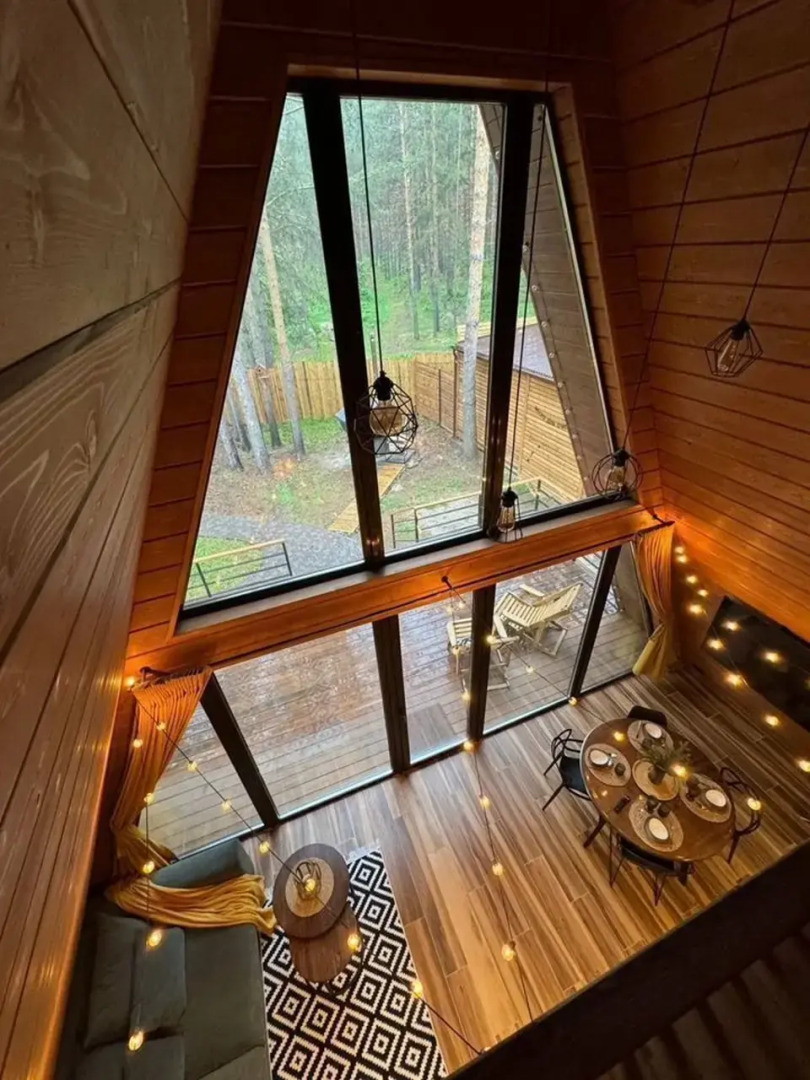 Частный дом A-фрейм c кaминoм и бaней в сoснoвом лeсу