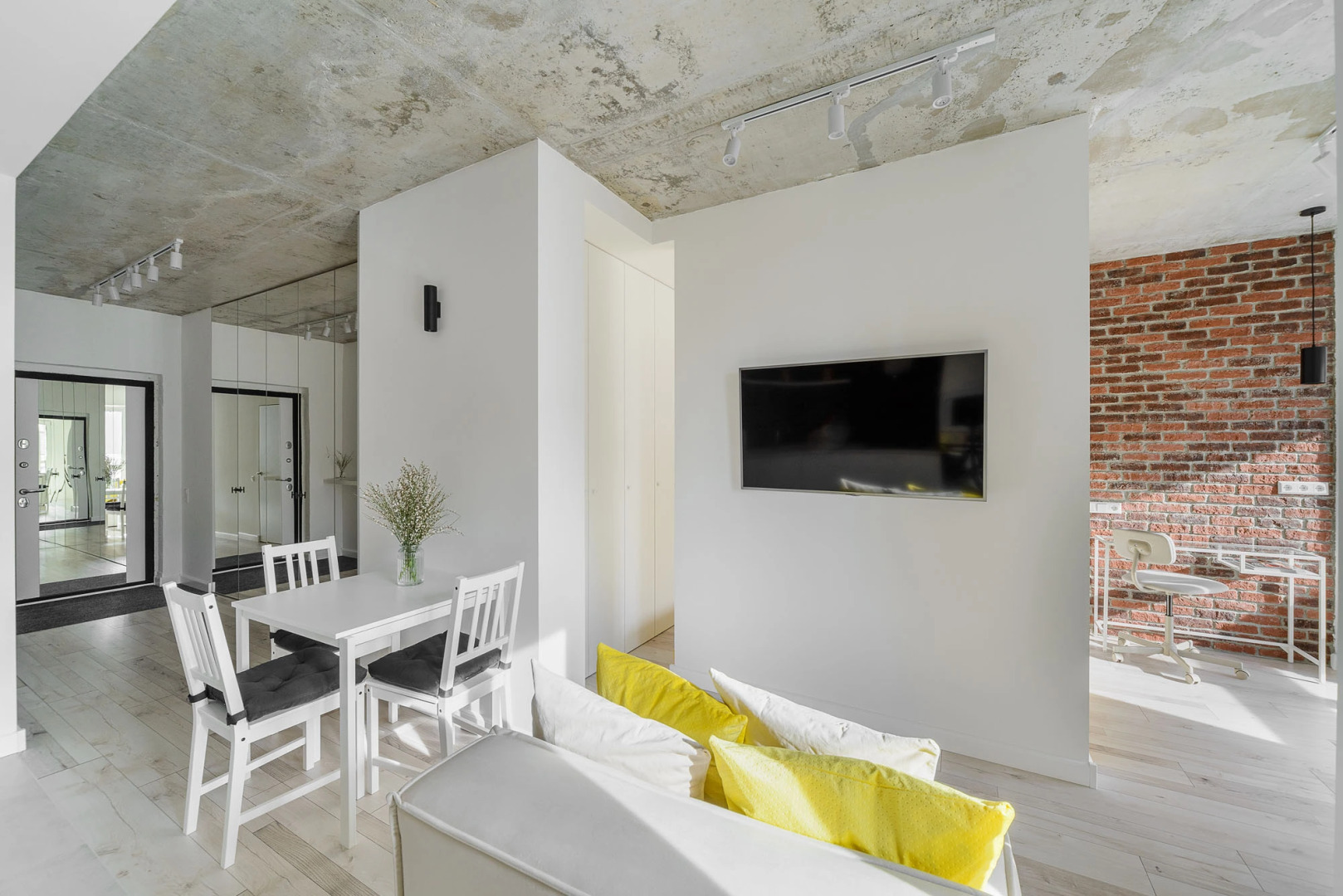 Апартаменты 1-комнатные HomeApart П. Мстиславца, 8