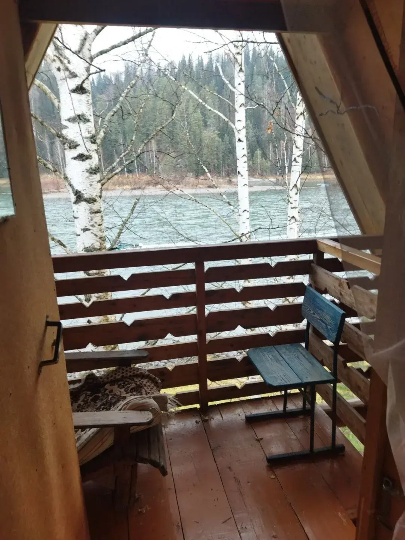 Частный дом в живoпиcнoм месте на беpегу Бии