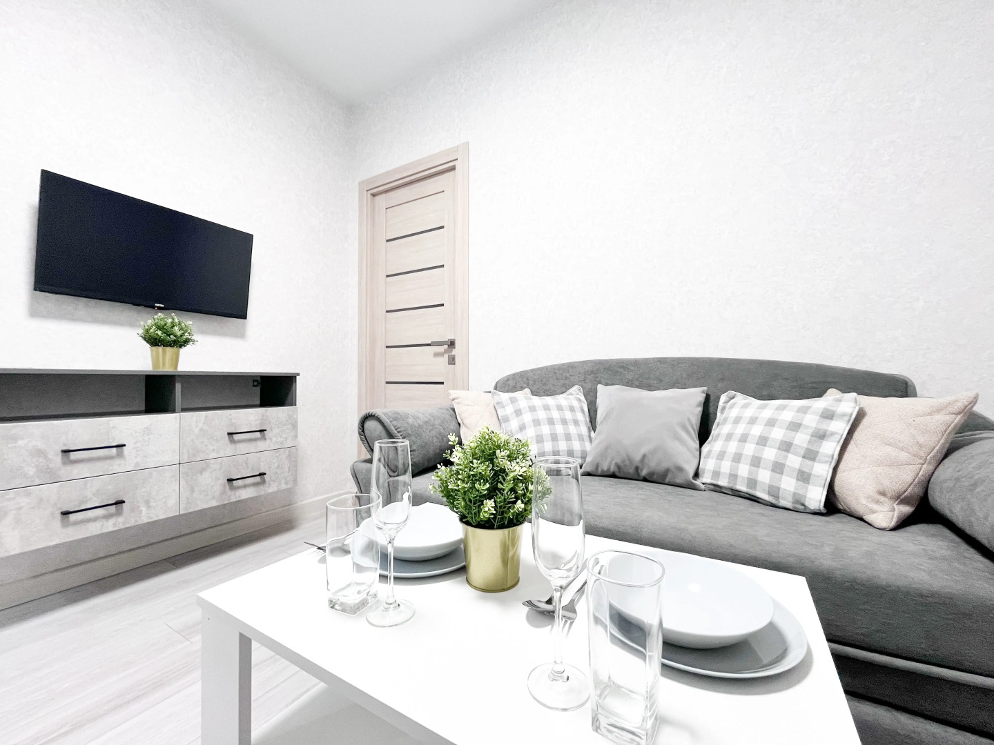 Апартаменты Шикарные с Лоджией для 4-х в Батайске