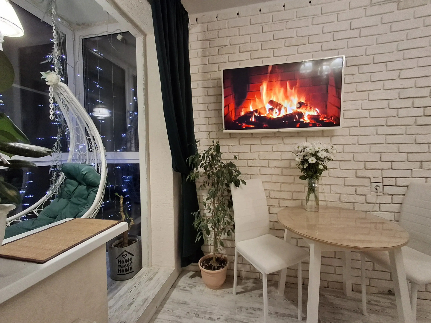 Квартира с подвесными креслами из ротанга на панорамной лоджии