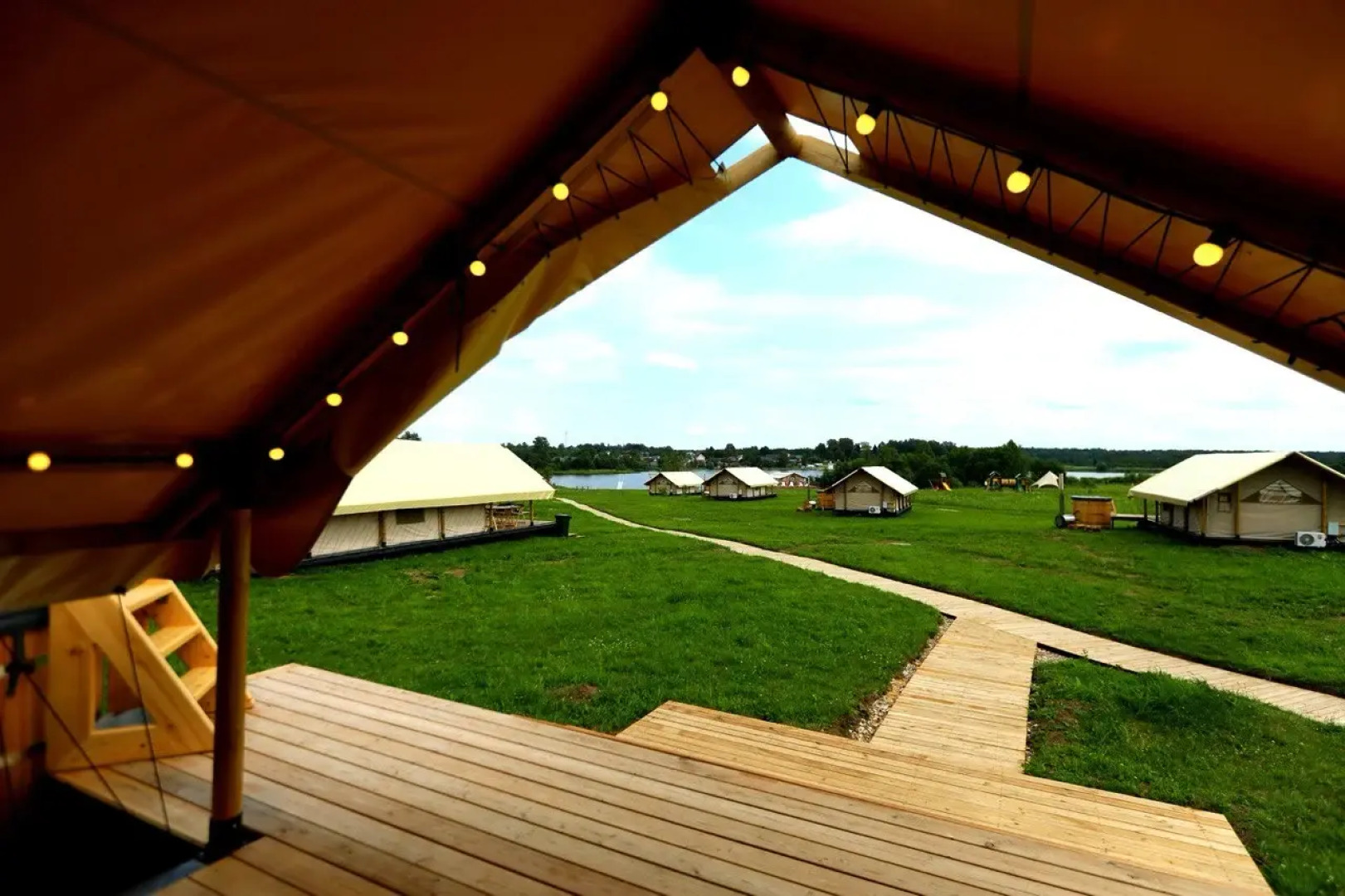 Глэмпинг Носороги